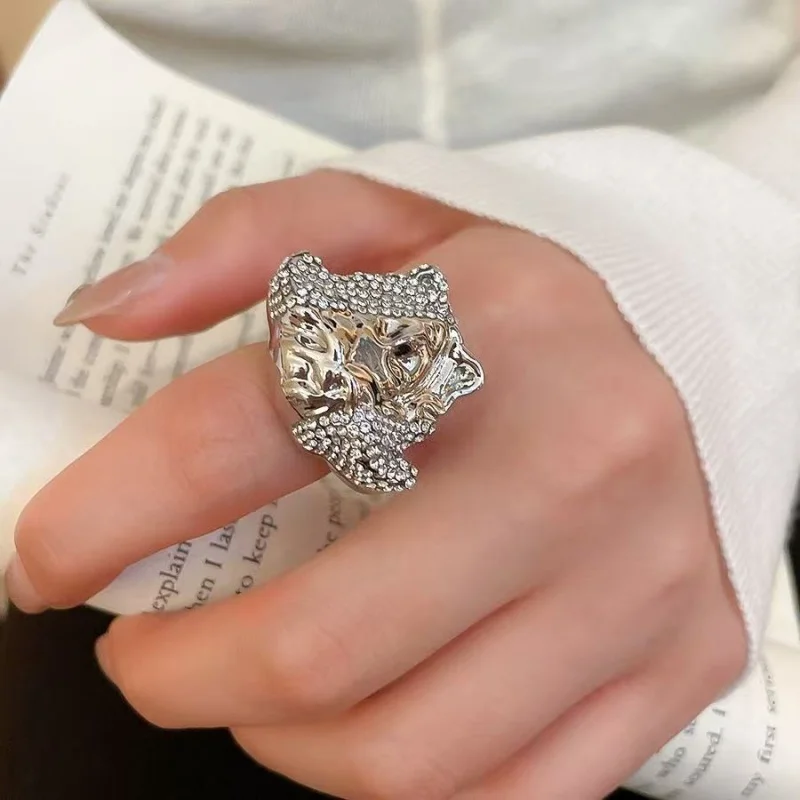 

Fashion Women's Oversized Metal Ring, Luxury Diamond Inlaid & Irregular Fold, Trendy Premium Jewelry Gift