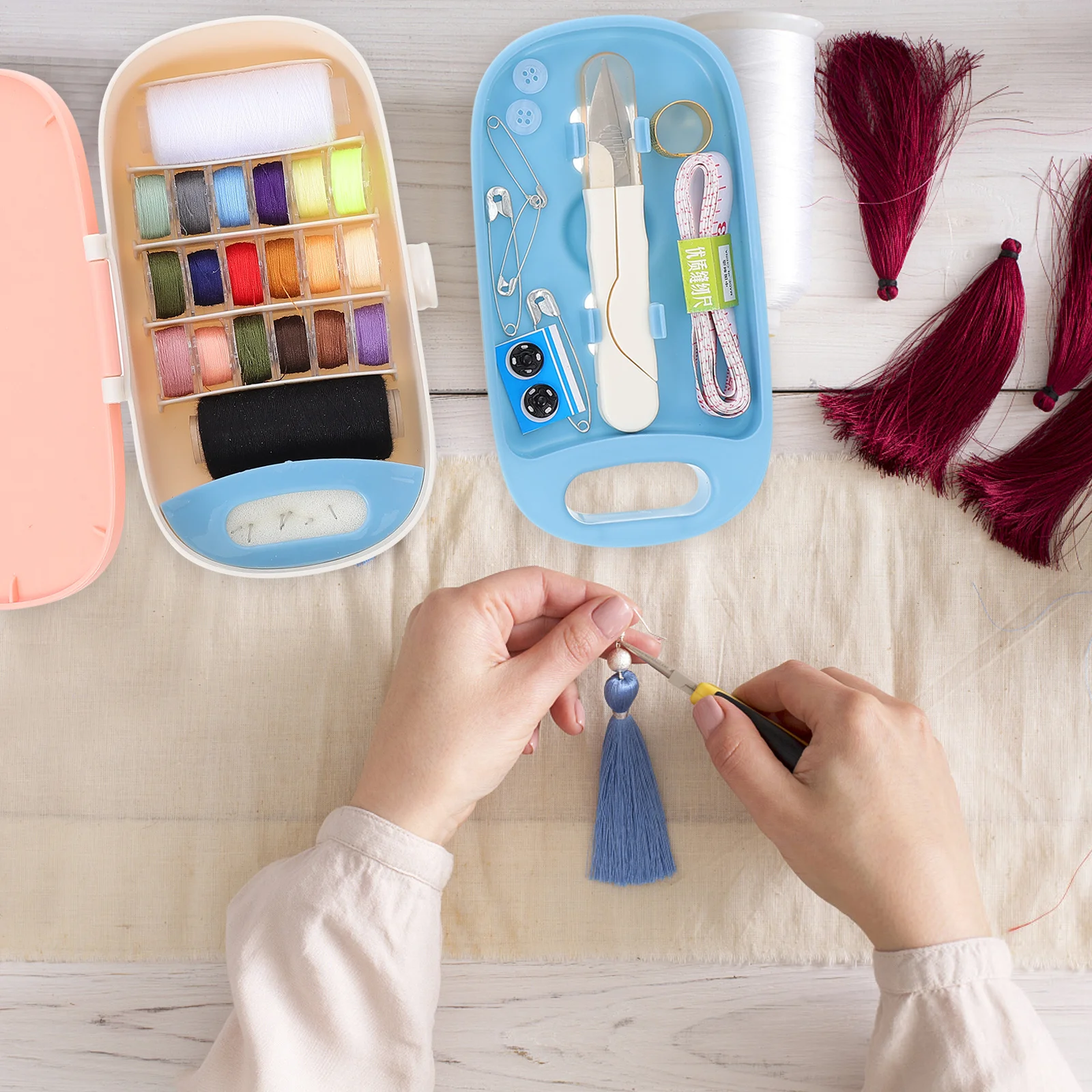 طقم صندوق تطريز محمول منظم خيط الخياطة حقيبة تخزين مضادة للغبار للمنزل والسفر ومستلزمات الخياطة اليدوية باللون الوردي