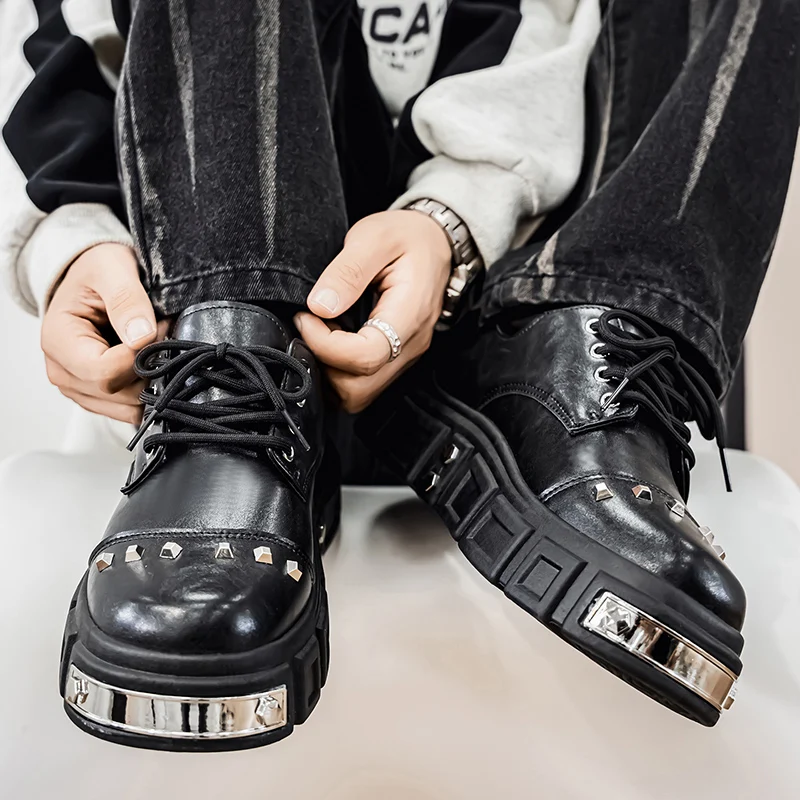 

Мужская обувь, увеличивающая рост на толстой подошве. Большие кожаные туфли с заклепками в британском стиле.