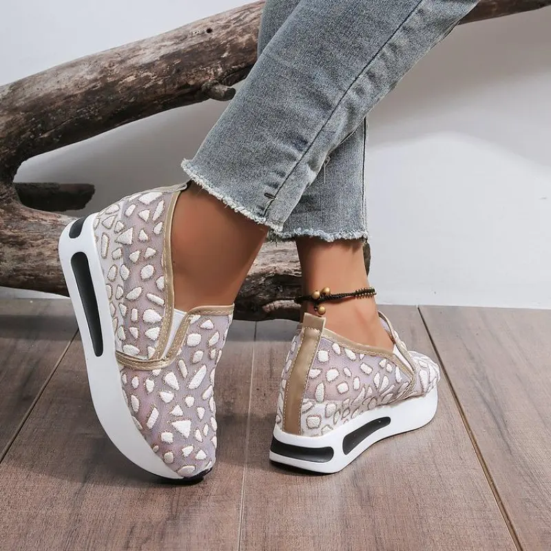 Women's Sneakers Floral Embroidery Mesh Sneakers for Women Slip on Casual Comfy Heeled Shoes Woman Fashion Plus Size 41 42