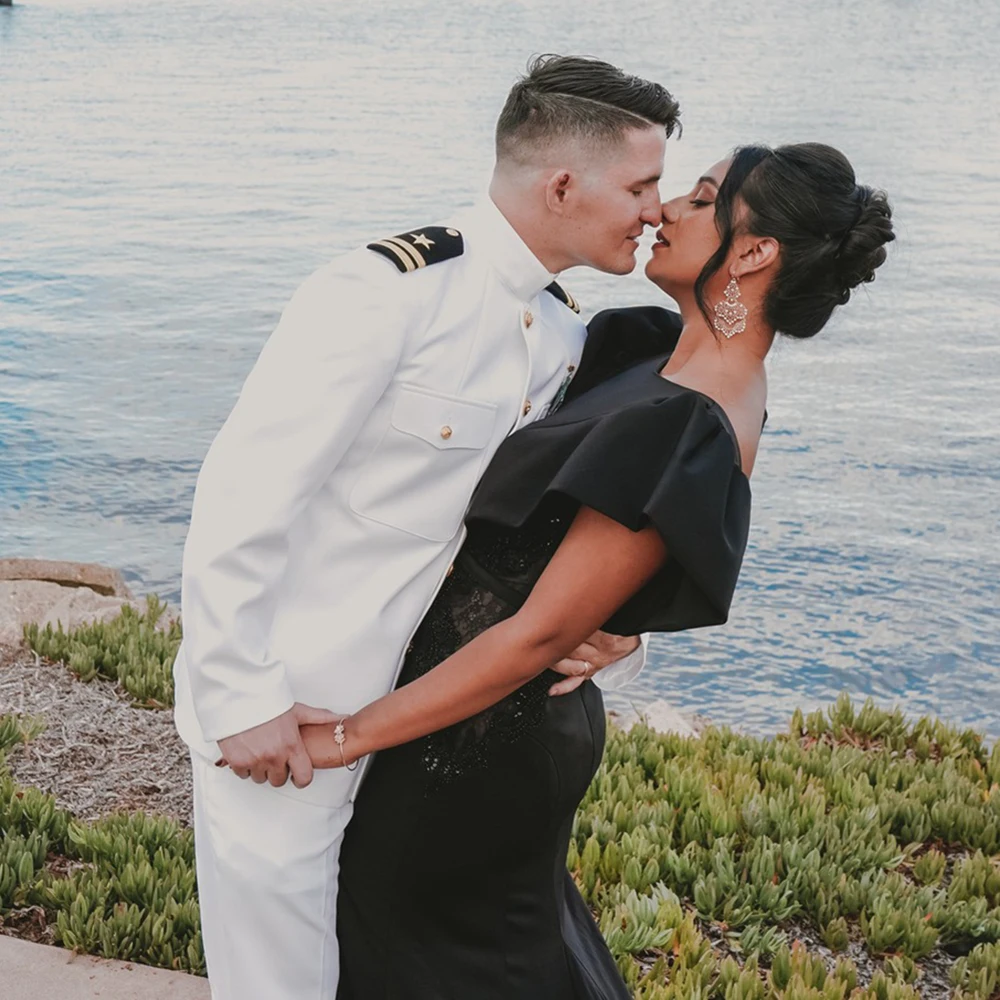 Vestido de novia de satén negro con mangas cortas y abertura alta, apliques de cuentas de sirena personalizados, vestidos de novia con cuello barco sin espalda