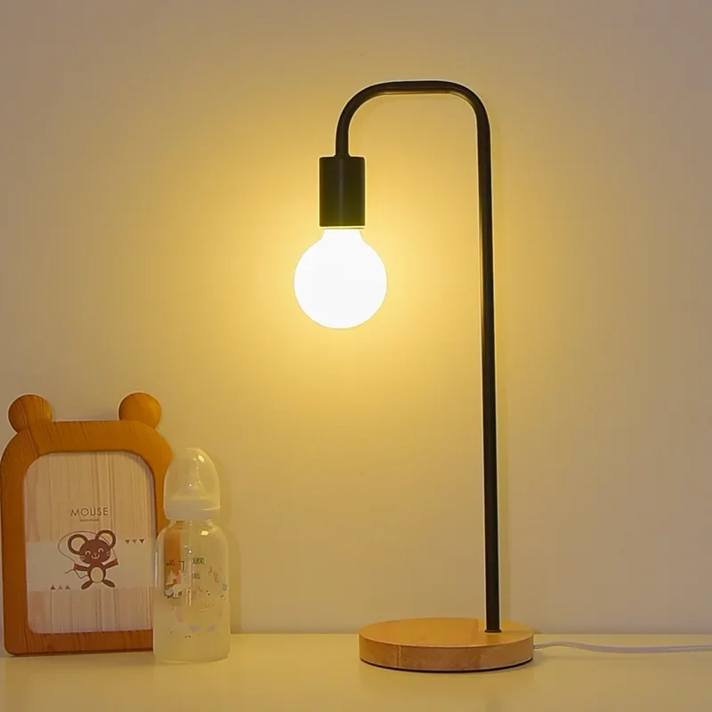 Minimalistyczna lampa kreatywny stół nowoczesna sypialnia dekoracja salonu lampka na biurko żelazna sztuka drewniana podstawa na zewnątrz lampy kempingowe