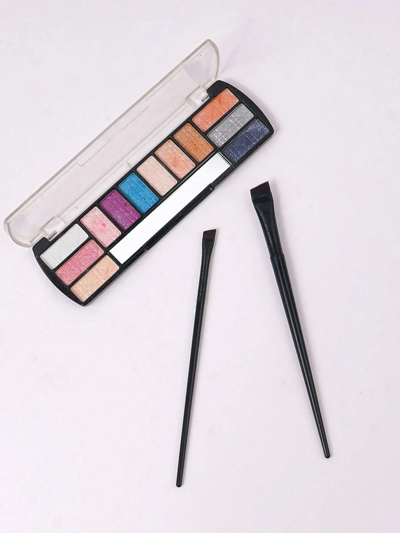 2 pędzle do eyelinera z ostrzem pod kątem, płaskie pędzle w kształcie siodełka do precyzyjnego nakładania makijażu pod oczy, ultra-cienkie