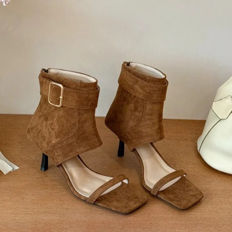 

Новые летние женские ботильоны в стиле ретро с квадратным открытым носком на высоком каблуке, с металлической пряжкой, нескользящие, износостойкие, на шпильке