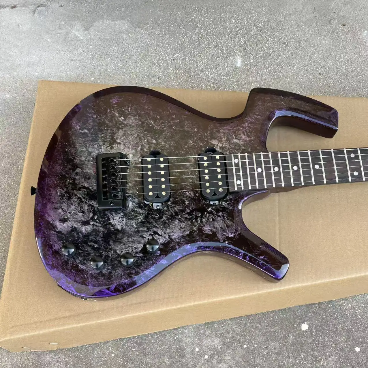 

Высококачественная электрогитара на заказ, фиолетовая, стандартная, 6-струнная, с звукоснимателями H-H, цельным корпусом