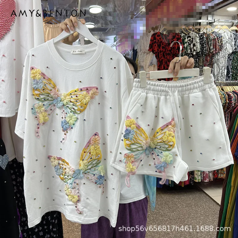 

Модный комплект в американском стиле: футболка с коротким рукавом, украшенная бабочками и стразами + шорты с широкими штанинами на эластичной резинке