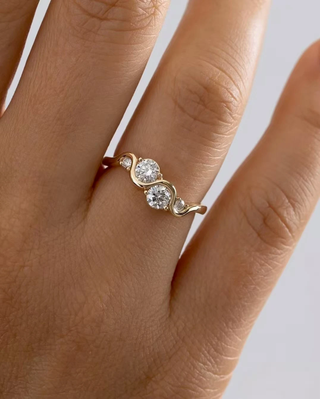 Zestaw ślubny z moissanitem w kształcie podwójnego diamentu, designerskie obrączki ze złota próby 18K, 14K, 9K i platyny PT950, personalizowany zestaw pierścionków zaręczynowych