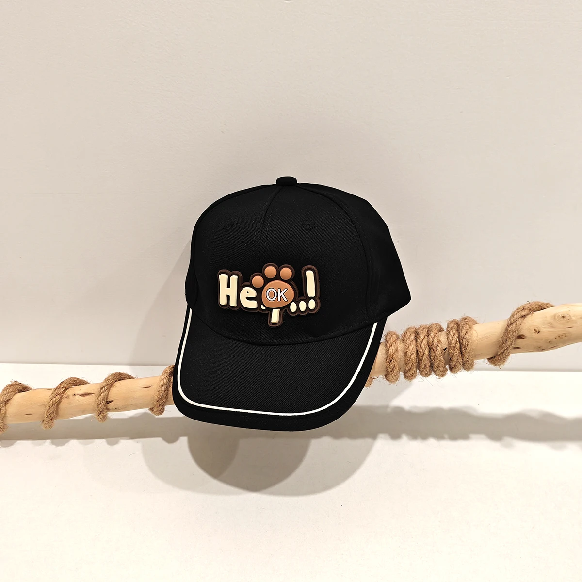 

Children's color-matched brimmed hat with letters "He", cute cat paw-shaped decorative baseball cap.Suitable for outdoor outings