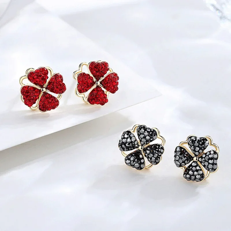 Nuovi orecchini da donna alla moda, orecchini a bottone con quadrifoglio rossi semplici e compatti
