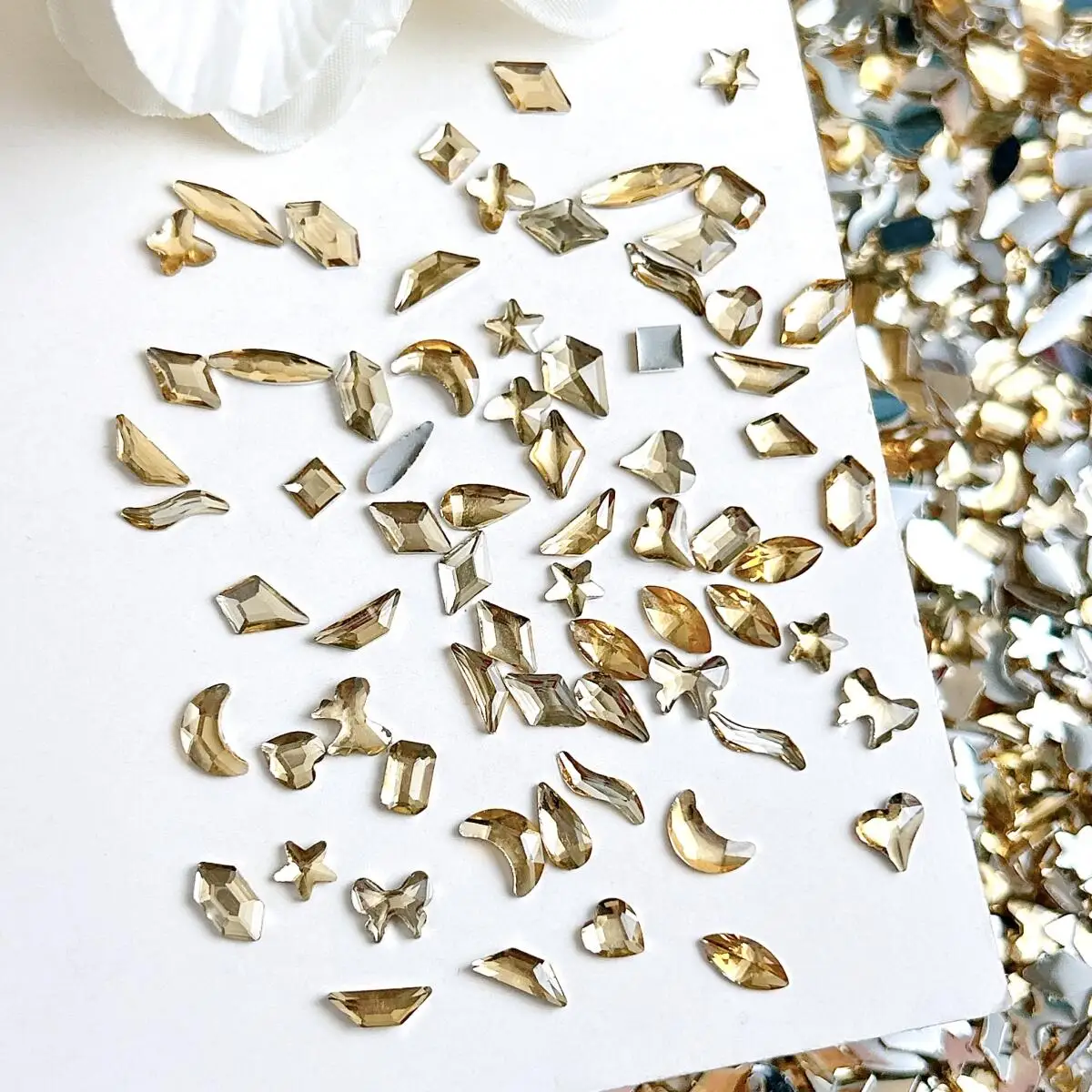 ثلاثية الأبعاد غير النظامية الشمبانيا اللون مسمار الراين السحر متعددة نمط قطرة صغيرة القمر فراشة مسمار الفن زينة DIY الأظافر