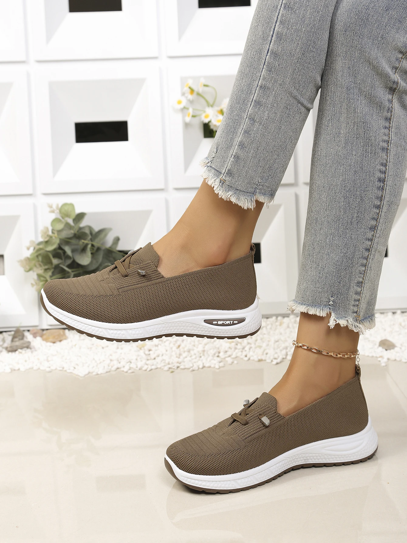 Atmungsaktive Mesh-Slip-On-Freizeitsneaker für Damen, leichte Plateau-Wanderschuhe, bequeme Alltagsschuhe für Mütter, 4 Farben erhältlich – Detail 1