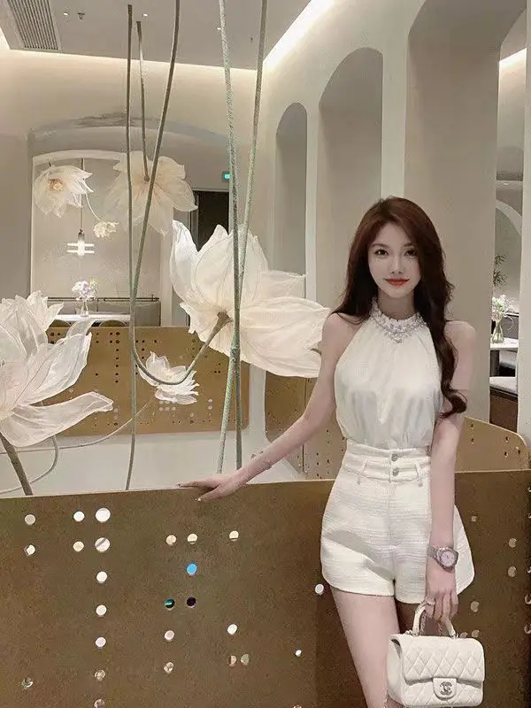 

Летний модный комплект: женские шорты с высокой талией, топ и брюки, двухсоставный ансамбль, роскошная вышивка, декоративное ожерелье с бриллиантами на вырезе горловины.