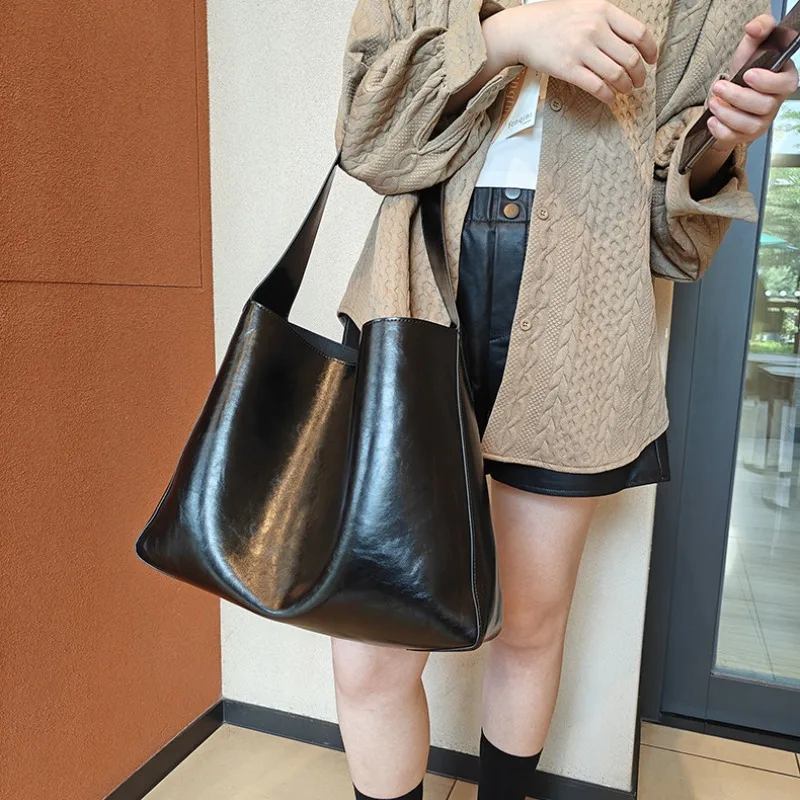 Fashion Large Capacity Tote Bags Women Casual Soft Oil Wax Leather Shopper Travel Bag All-match Practical Underarm Bolsos Mujer