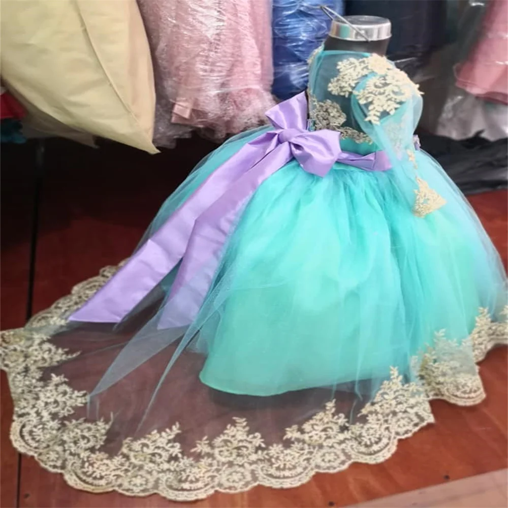 Lilafarbenes Blumenmädchenkleid mit Schleifengürtel für die Hochzeit, Spitzenapplikation, Prinzessin, Geburtstag, zum individuellen Gestalten von formellen Veranstaltungen, Tanzpartys