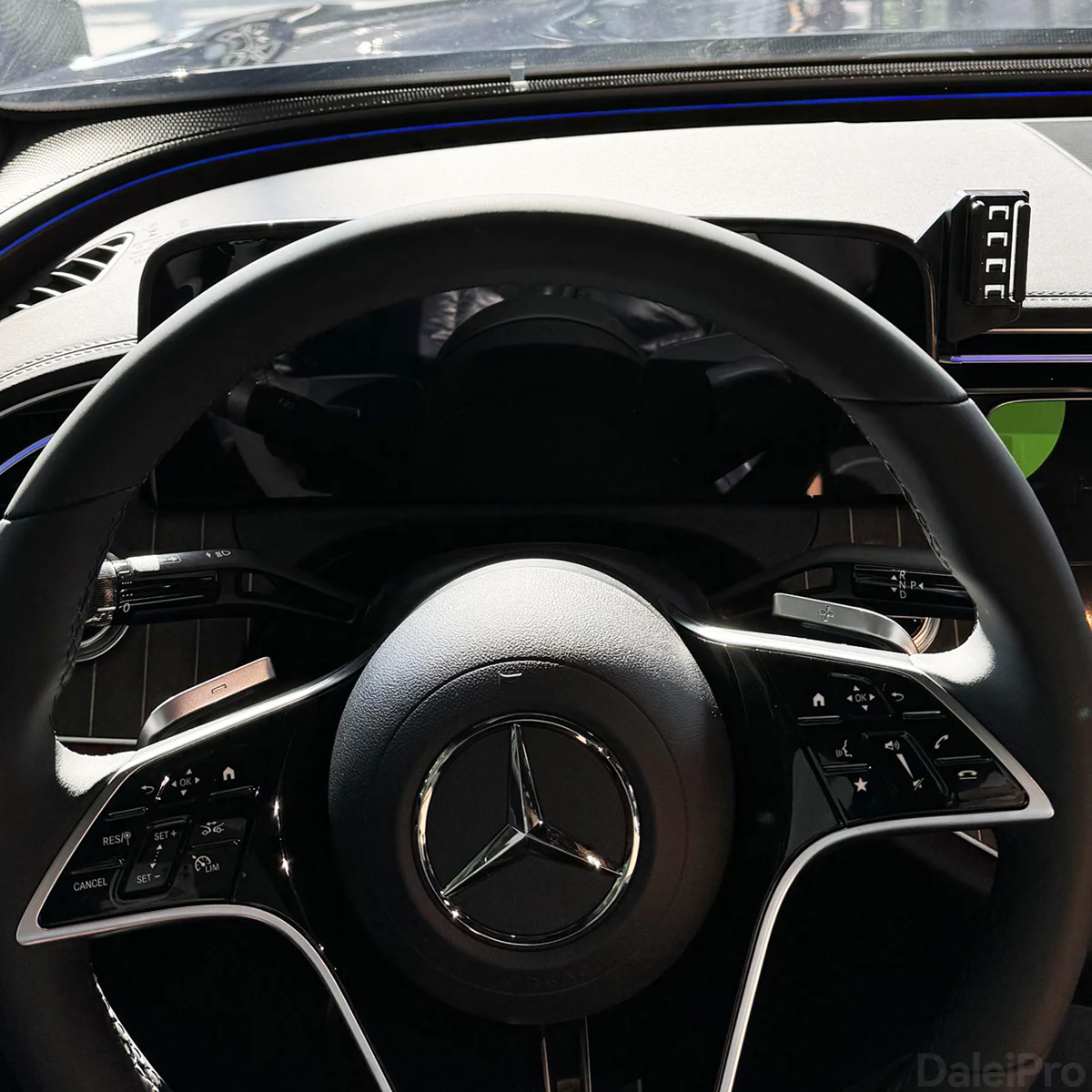 Für Mercedes E-Klasse W214 2024-2026 Auto-Handyhalterung Bildschirm-Fixierclip Kabelloses Ladegerät Maßgefertigte Handy-Bildschirmhalterung – Detail 2
