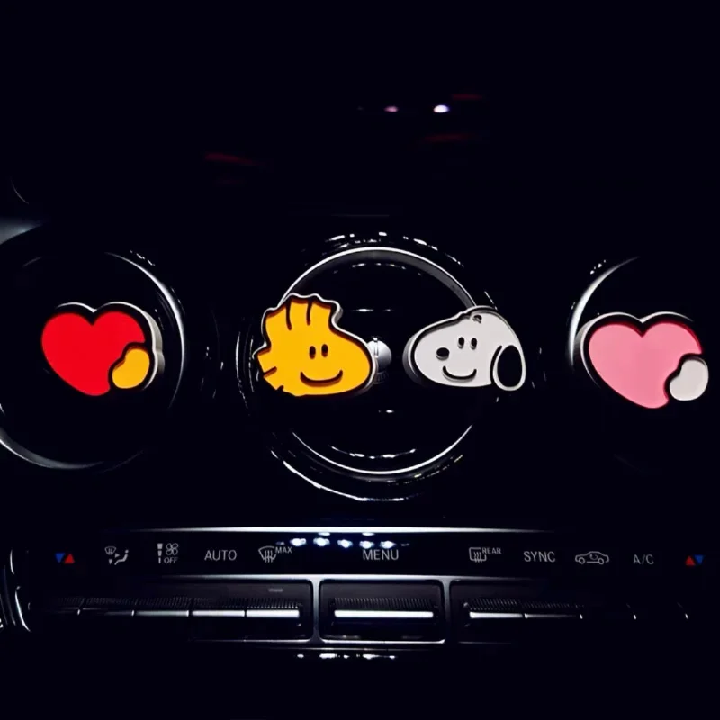 Snoopy-Colgante de Perfume para coche, ambientador de fragancia para mujer, botella difusora de Perfume de vidrio vacío de dibujos animados, decoración de aromaterapia