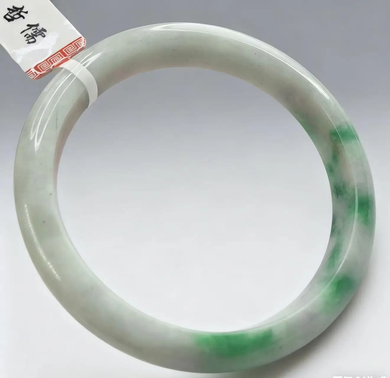 

One on one real shooting of plus size 63.1mm green jadeite bracelet