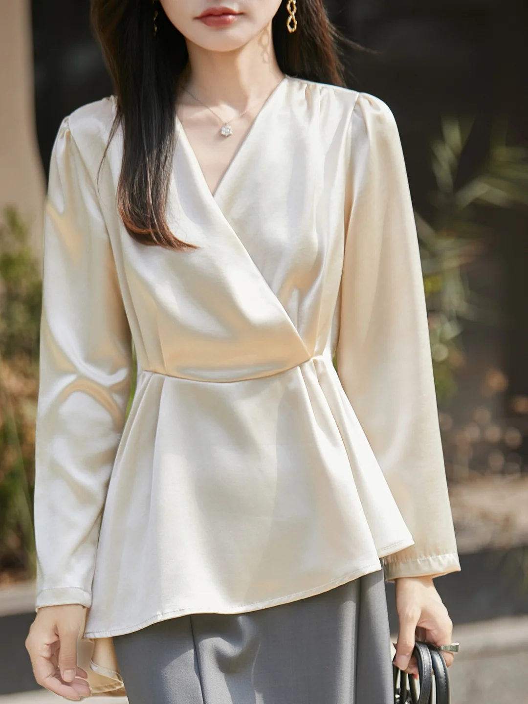 

Элегантный асимметричный топ из атласа с эффектом утяжки на талии, модный женский французский топ для ранней осени, приталенный крой.