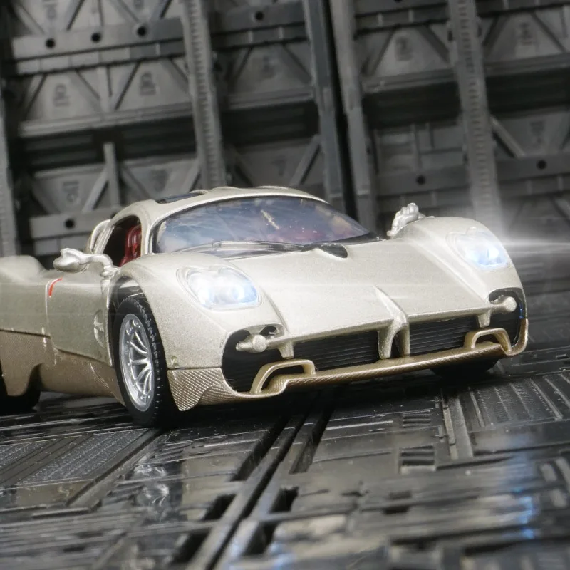 

1:32 Pagani alloy car model ornament collection, doors and trunk can be opened has simulated sound and lighting functions