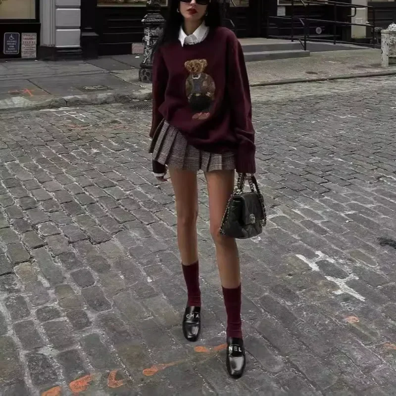 เสื้อสเวตเตอร์ผู้หญิงสำหรับฤดูหนาว ลายปักหมี คอกลม ทรงเข้ารูป สไตล์การ์ตูน แนววิทยาลัย ถักนิตติ้ง