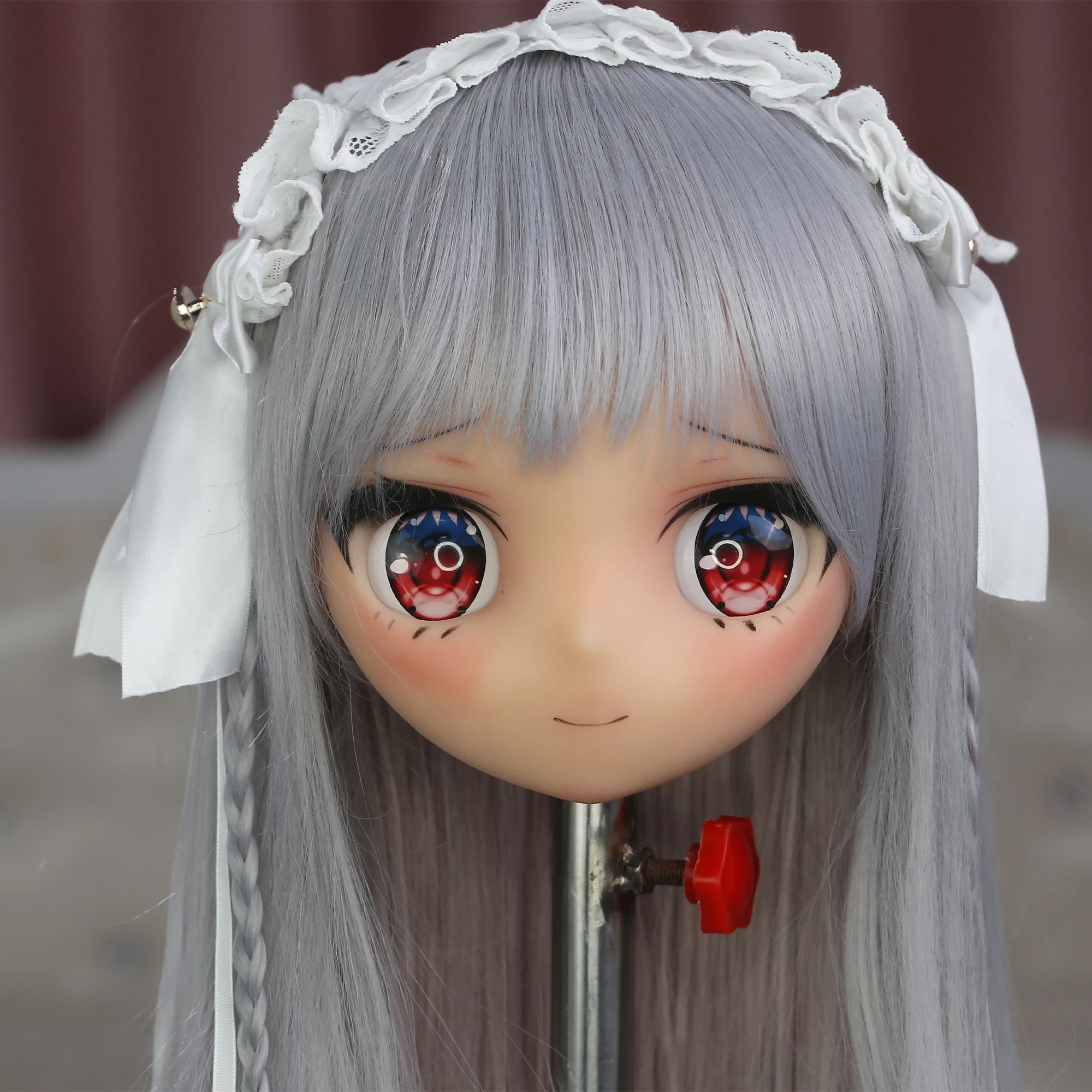 

This exquisite 2D doll head is made of tpe material, with a lively expression. It comes with a matching wig and pupils