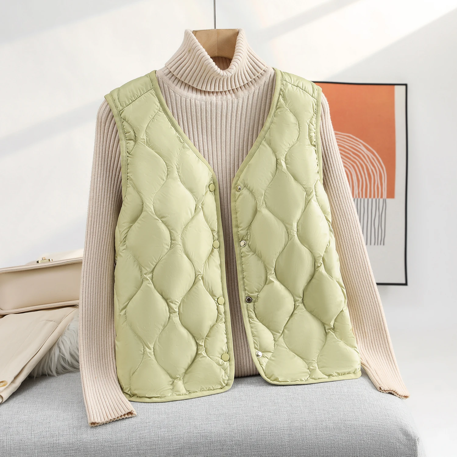 เสื้อกั๊กผู้หญิงทรงเข้ารูป น้ำหนักเบา ใส่เป็นเสื้อตัวในหรือตัวนอกได้ ให้ความอบอุ่น สีพื้น เรียบง่าย ติดกระดุม ผ้าโพลีเอสเตอร์ สไตล์ลำลอง