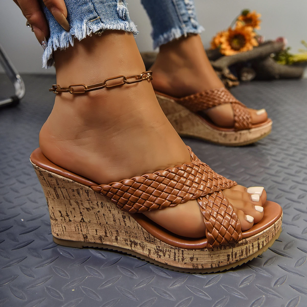 2025 New Women Sandals Casual Light Outdoor Slippers Plus Size Anti Slip Beach Shoes for Women Cross Straps Wedge Sandals Women view 3