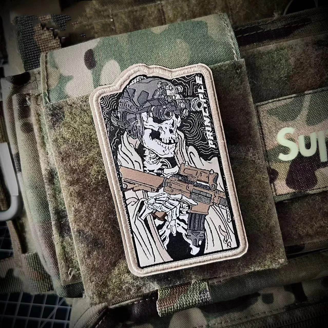 Patch tático especial do bordado do pelotão Patches de gancho e laço Guerreiro militar do crânio com arma Emblemas de moral Adesivos de mochila de