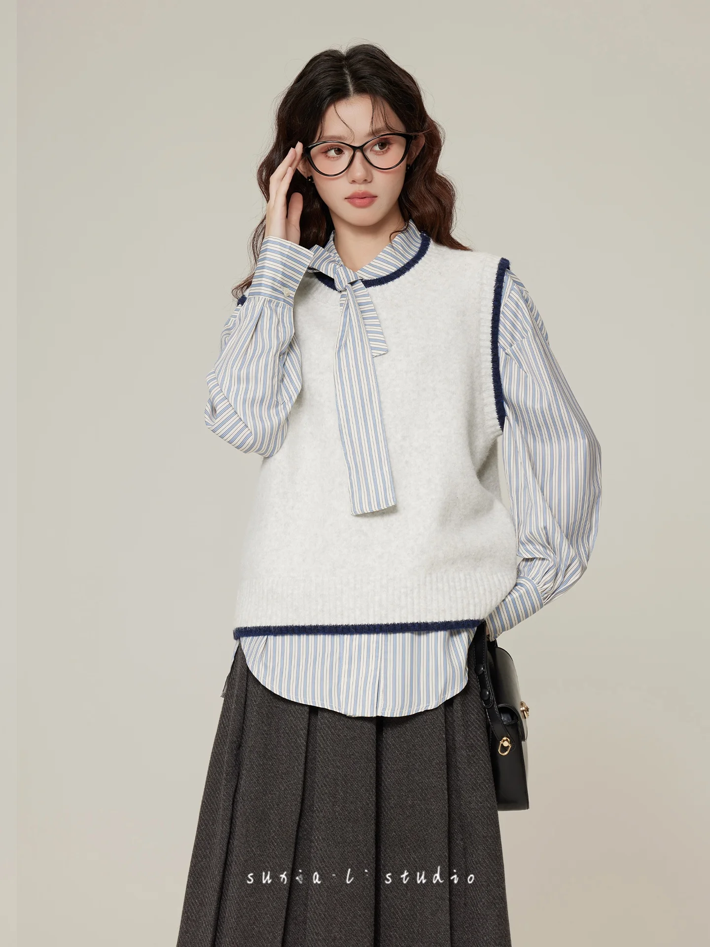 

Осенне-зимний вязаный жилет в полоску и комплект с юбкой: модный повседневный наряд в студенческом стиле для женщин