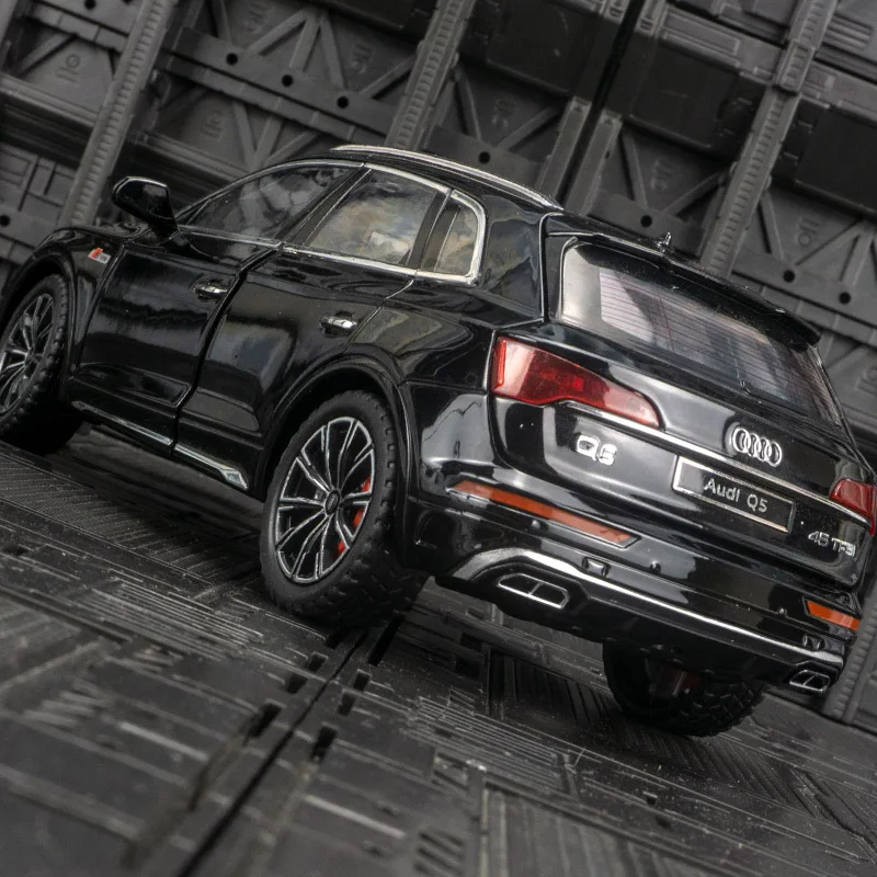 1:24 modelo de carro em liga Audi Q5, portas e capô do motor, porta-malas pode ser aberto, brinquedos de som e luz para crianças, presentes