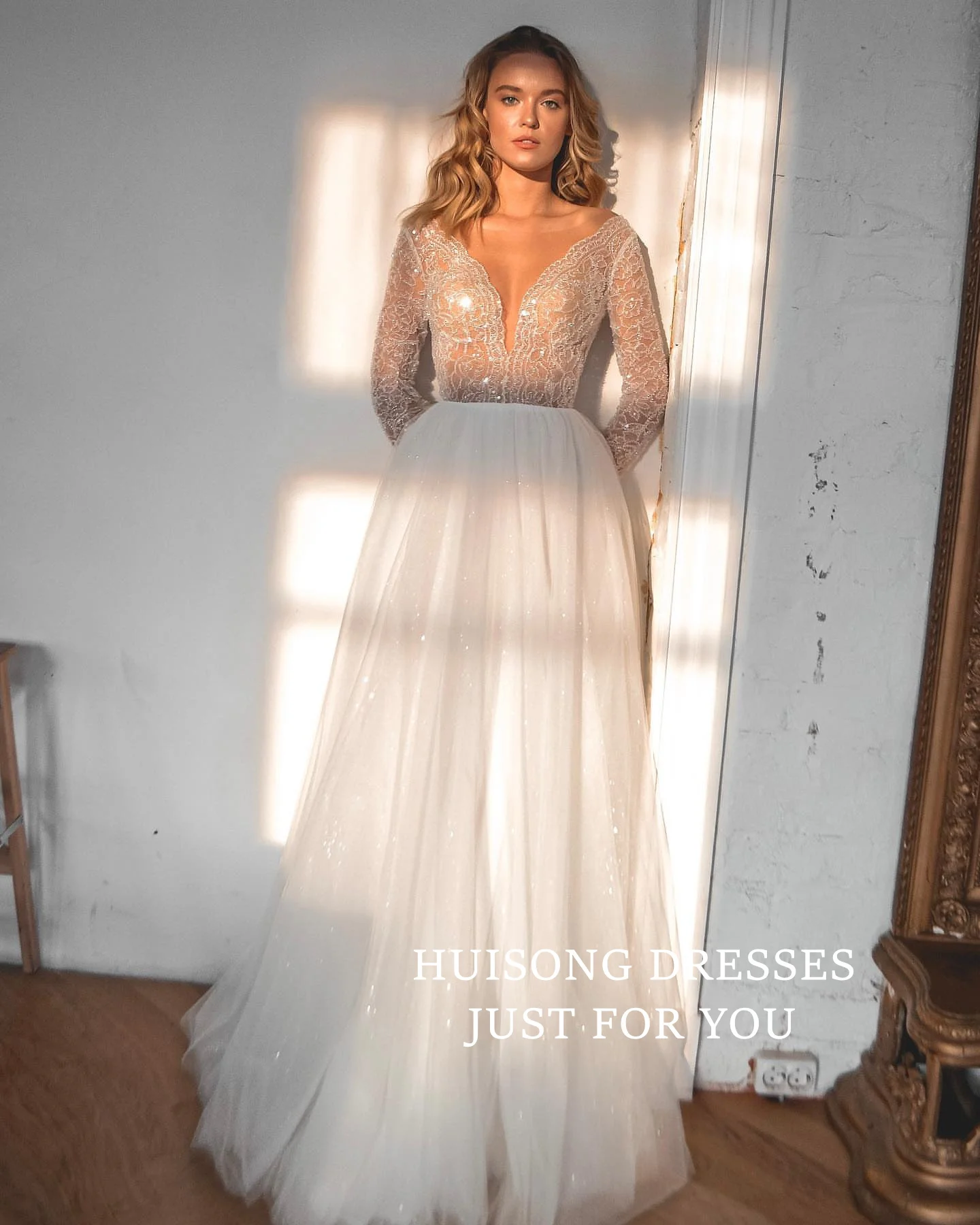 

HUISONG Customized Boho Glitter Tulle Wedding Dresses Lace Appliques Long Sleeves V-Neck A-Line Beach Shiny Bridal Gown vestidos