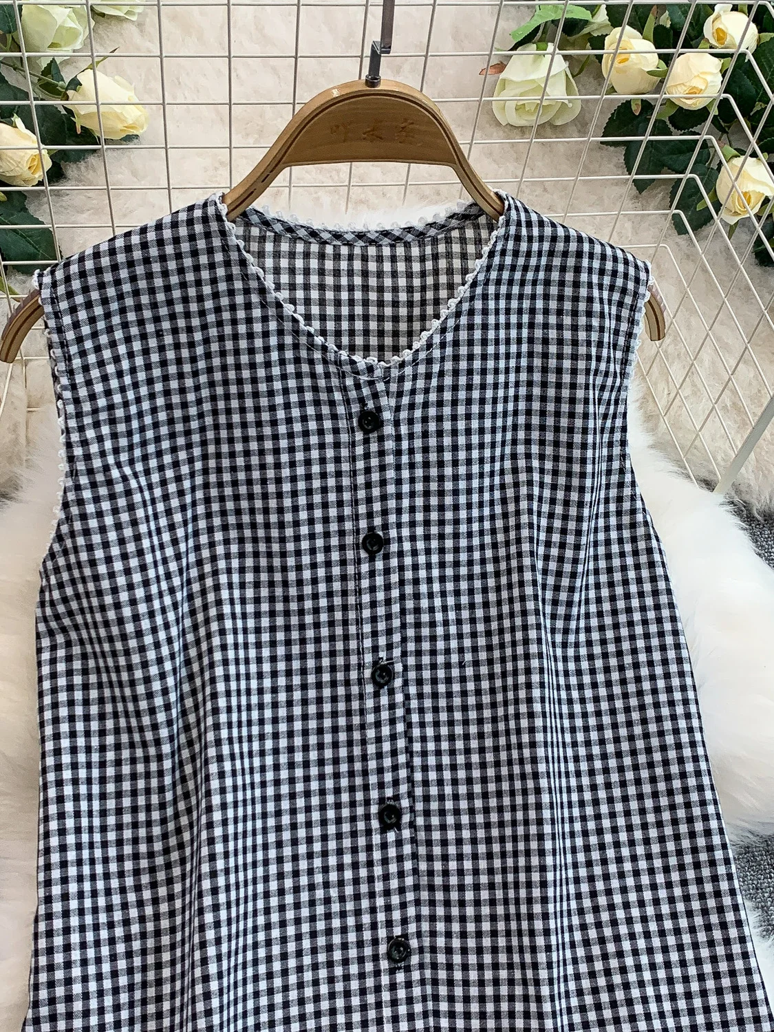 فستان نسائي فضفاض بياقة على شكل V بدون أكمام مع حواف دانتيل وخصر مرتفع وتنورة متوسطة الطول بزر واحد ونقشة مربعات مناسب للعمل ... #3