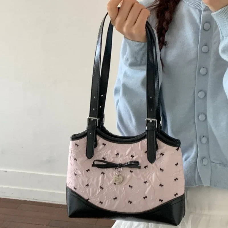 

Women Exquisite Stylish Textured Shoulder Bag Korean Zipper Bow Heart-shaped Pendant Large Capacity Travel Date Tote Armpit Bag
