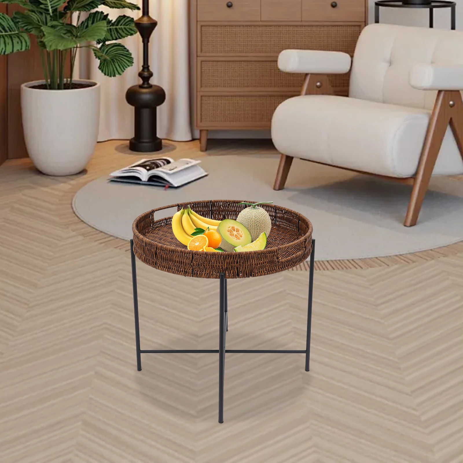 Rotan bijzettafel met fruit op een rond kleed in woonkamer met bouclé fauteuil en plant