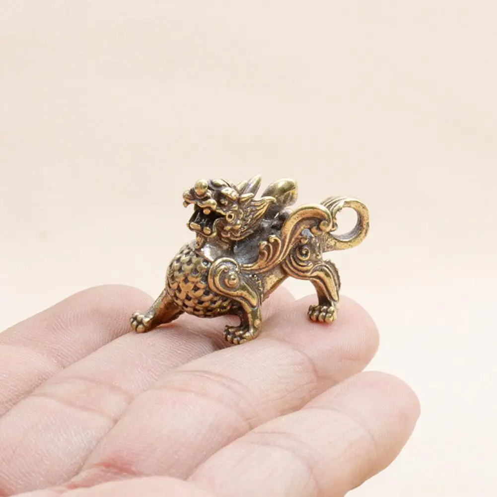 Cina Archaize ottone ciondolo Kirin fibbia chiave regali intagliati dio bestia piccola statua statuetta sculture gioielli