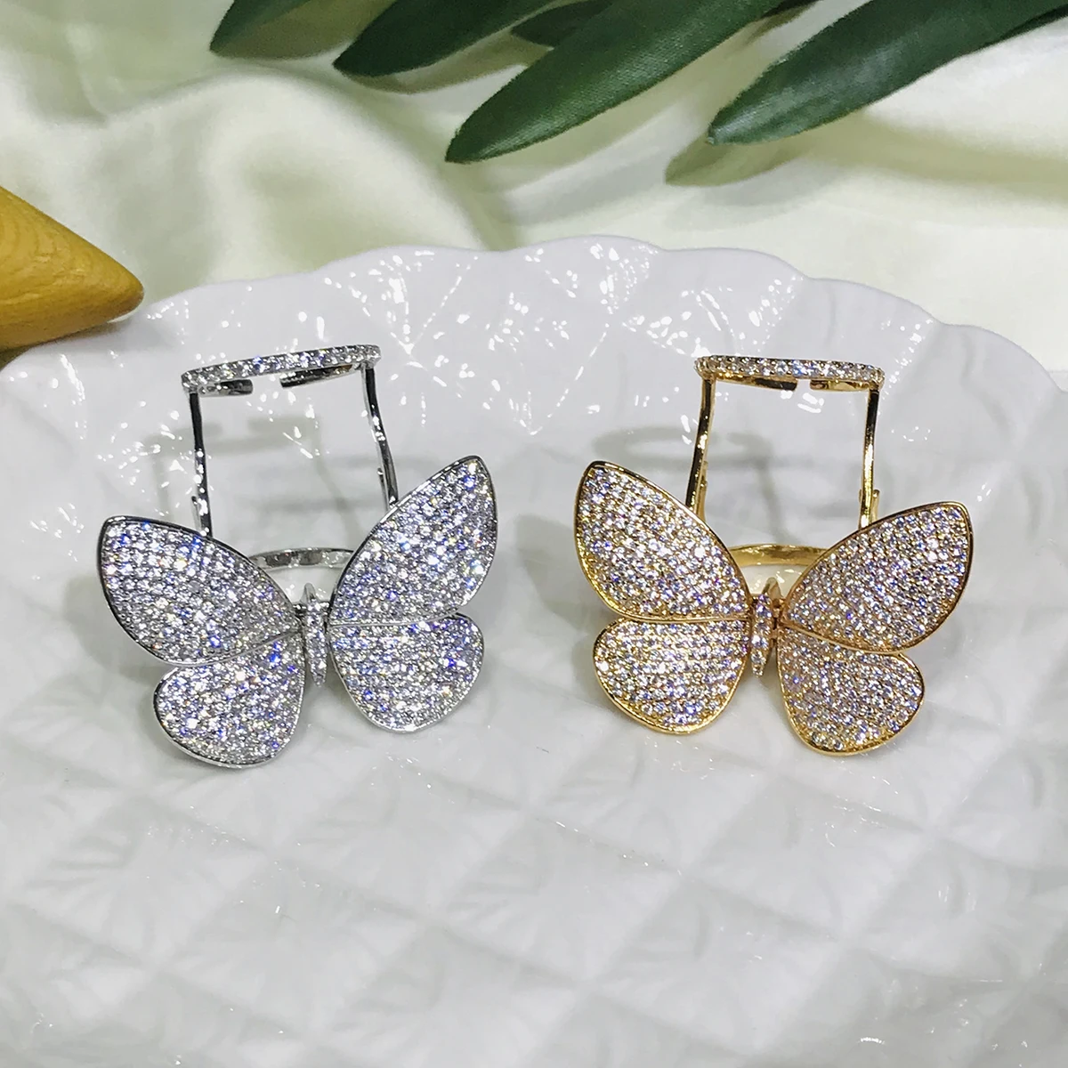 LUOTEEMI High Quality Korean Fashion Wedding Butterfly Rings for Teen Micro Paved Shining CZ Movable Jewelry for Christmas Party