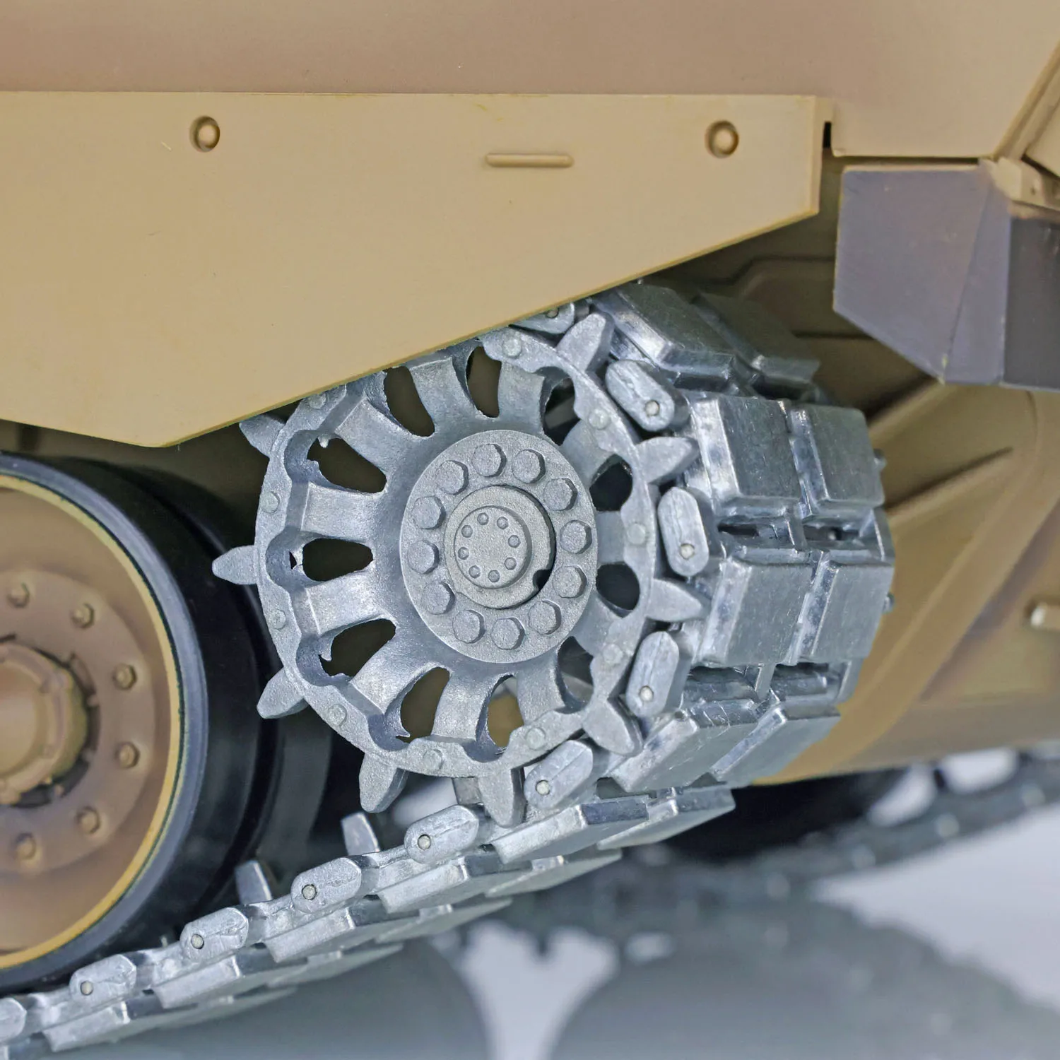 

Heng Long 1/16 7.0 Upgraded Metal Challenger II RC Tank 2.4G 3908 W/ 360° Turret Metel Wheels Painted Yellow Steel DIY TH17738