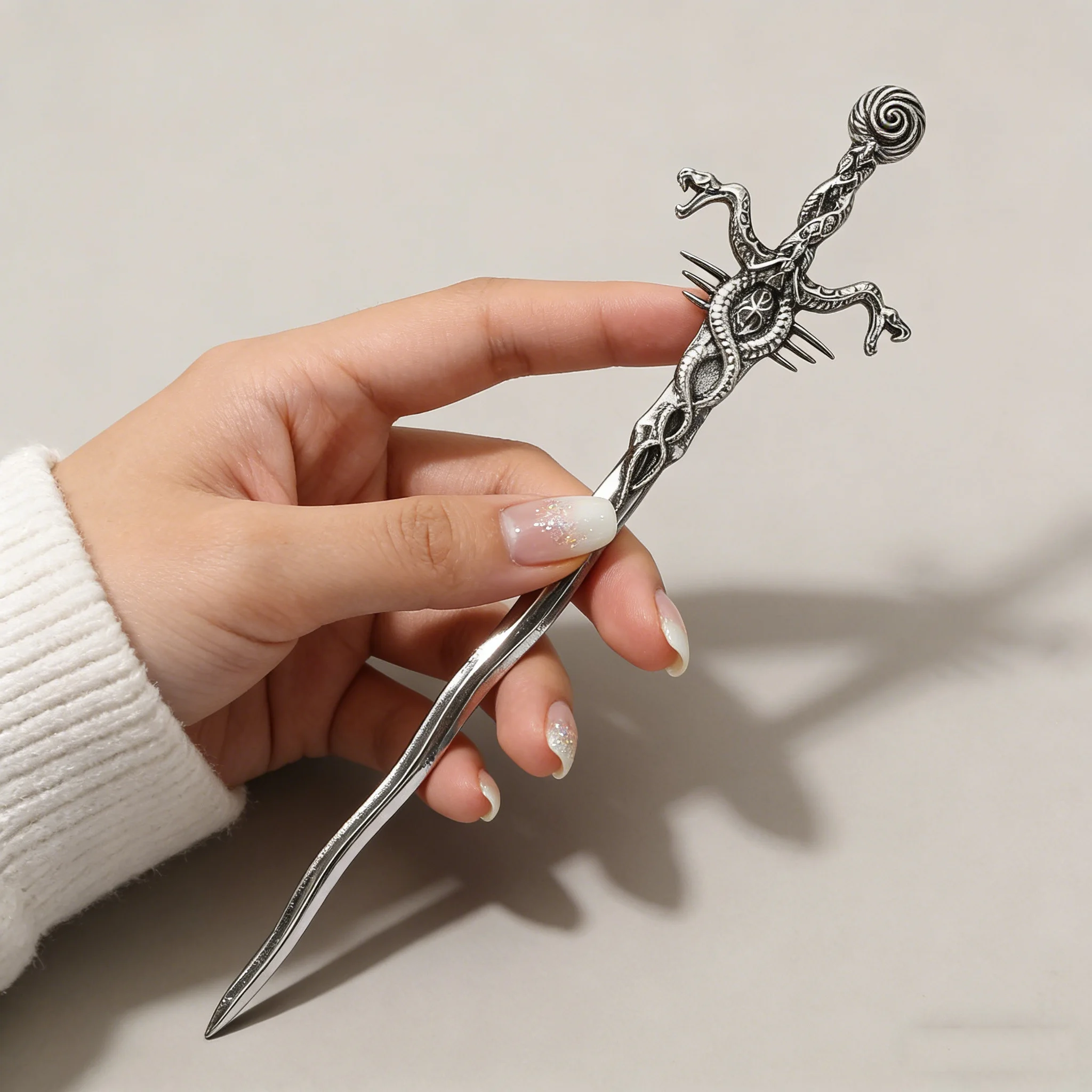 1 szt. Szpilka do włosów w kształcie smoka, srebrny metal, wyrafinowane, bogato zdobione detale, motyw dark fantasy, idealna do cosplayu, gotycka, unikatowa.