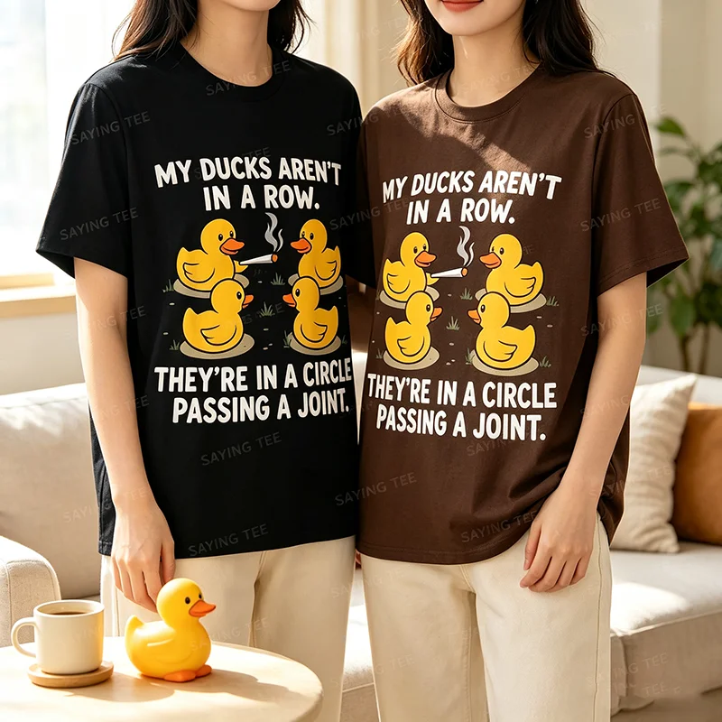 Meine Enten stehen nicht in einer Reihe, sie sind im Kreis und machen eine Pause. T-Shirt Y2k Cartoon Enten machen eine entspannte Pause. Grafisches Kleidungsstück Geschenk. – Detail 4