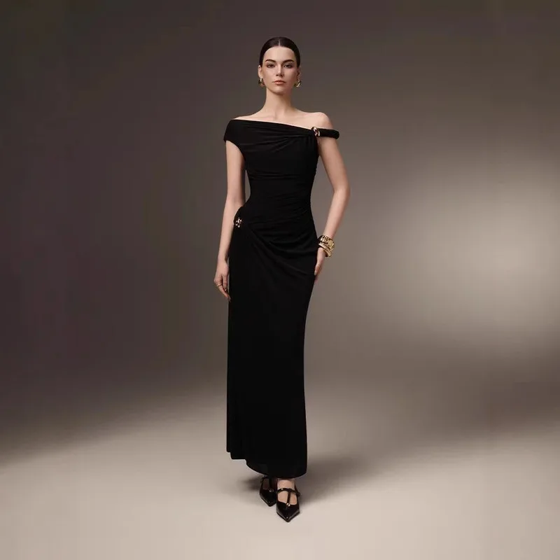 BEWQ فستان نسائي أنيق برقبة مائلة بدون أكمام محبوك مطوي زر معدني فستان الحفلات المسائية 2025 خريف جديد