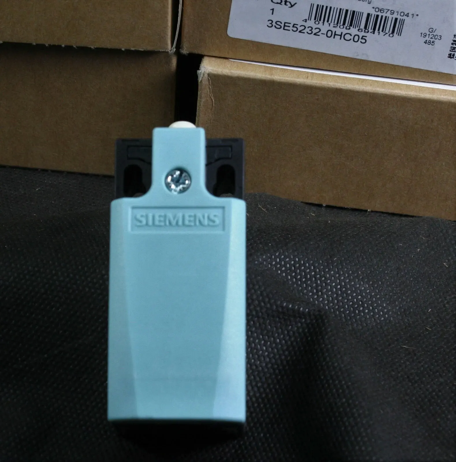 

Brand New 3SE5282-0HC05-8RA7 3SE5282-0HC05-8RC4 Warranty One-year