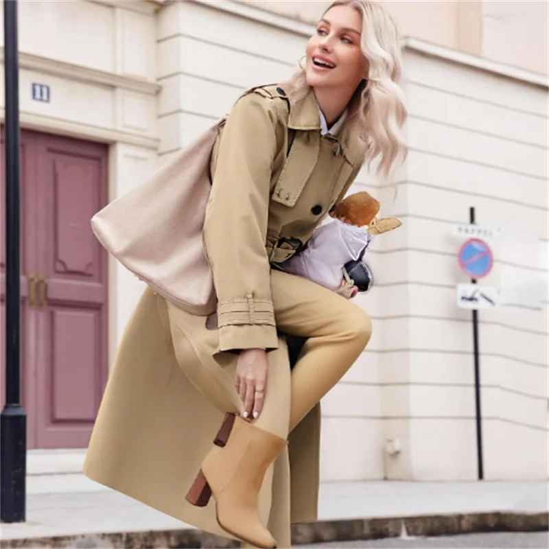 

Тренд осенней моды 2025: водонепроницаемый двубортный плащ