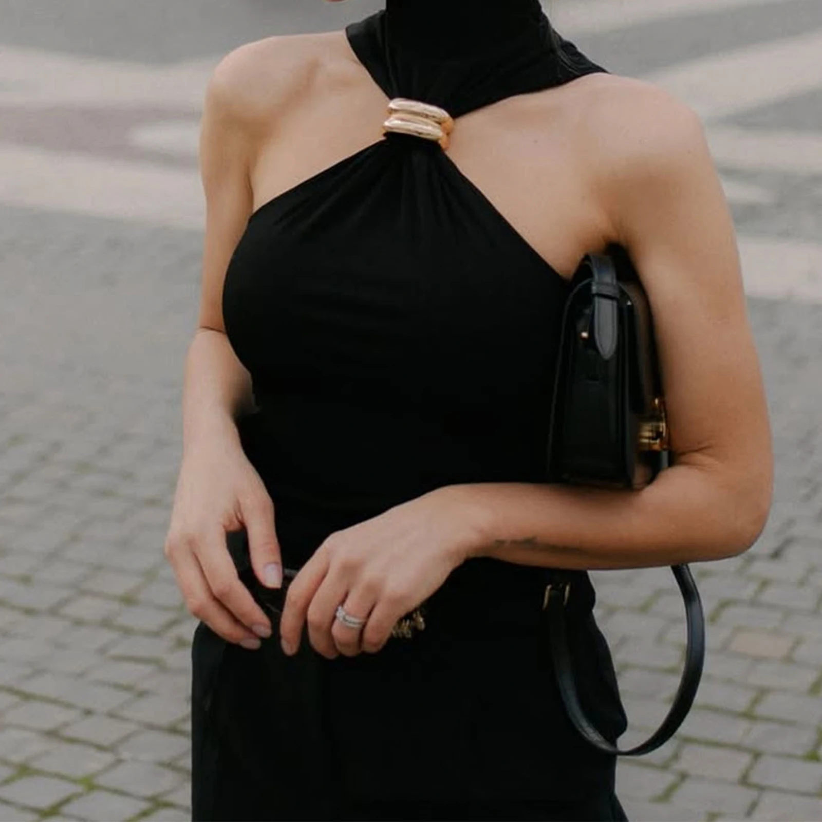 Tops con cuello Halter para mujer, camisetas sin mangas plisadas con anillo Sexy torcido en la parte delantera, chaleco ajustado sin mangas de verano, ropa de calle 2025