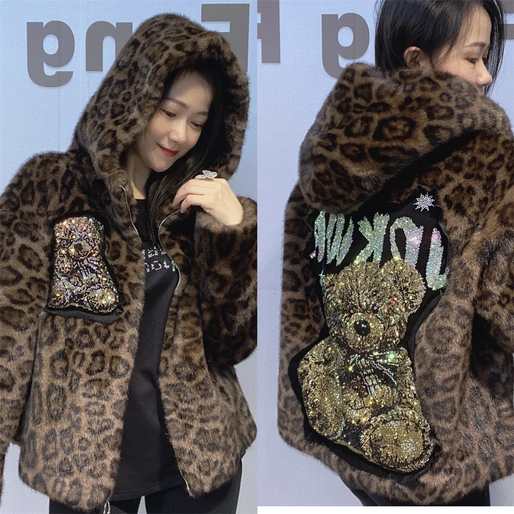 معطف فرو أسود صديق للبيئة للنساء 2025 معطف شتوي من حجر الراين فرو منك قصير بقلنسوة معطف فرو صناعي سميك برسوم كرتونية