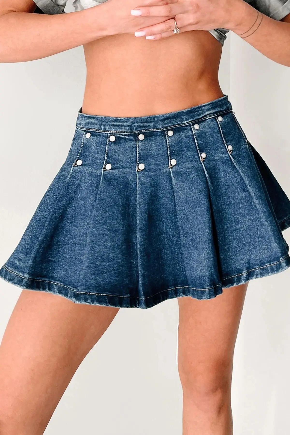Minigonna in denim con borchie Y2K da donna, gonna a pieghe a trapezio stile americano 2025, gonna corta sexy in puro colore a vita alta
