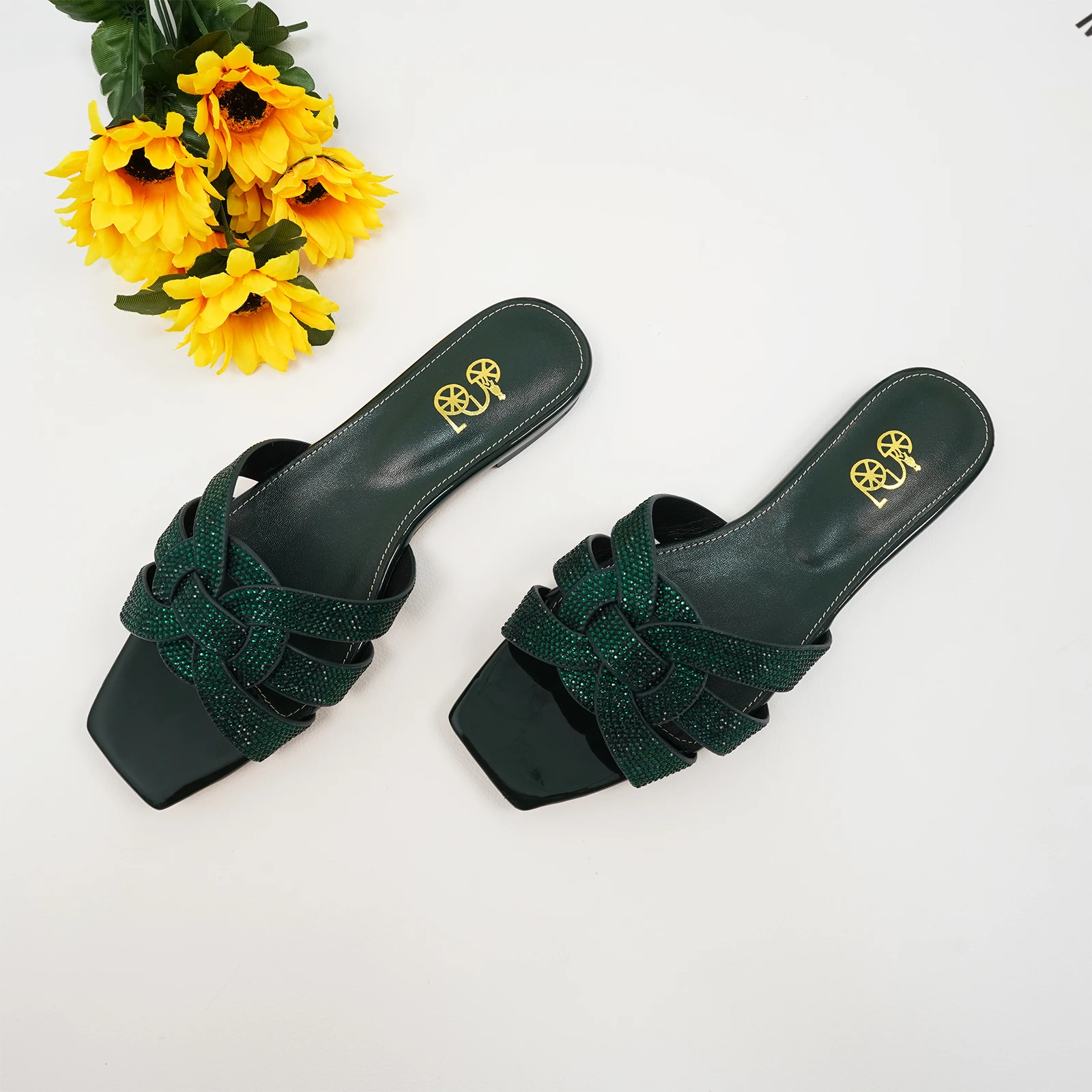 2024 summer women\'s flat bottomed open toe slippers,fashionable and casual rhinestone outdoor slippers, anti slip beach slippers