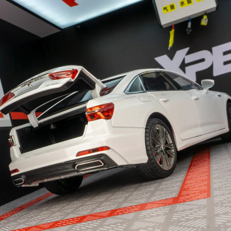 1:18 modelo de carro de liga Audi A6L, portas e porta-malas do capô do motor pode ser aberto carro de brinquedo infantil com funções de som e iluminação