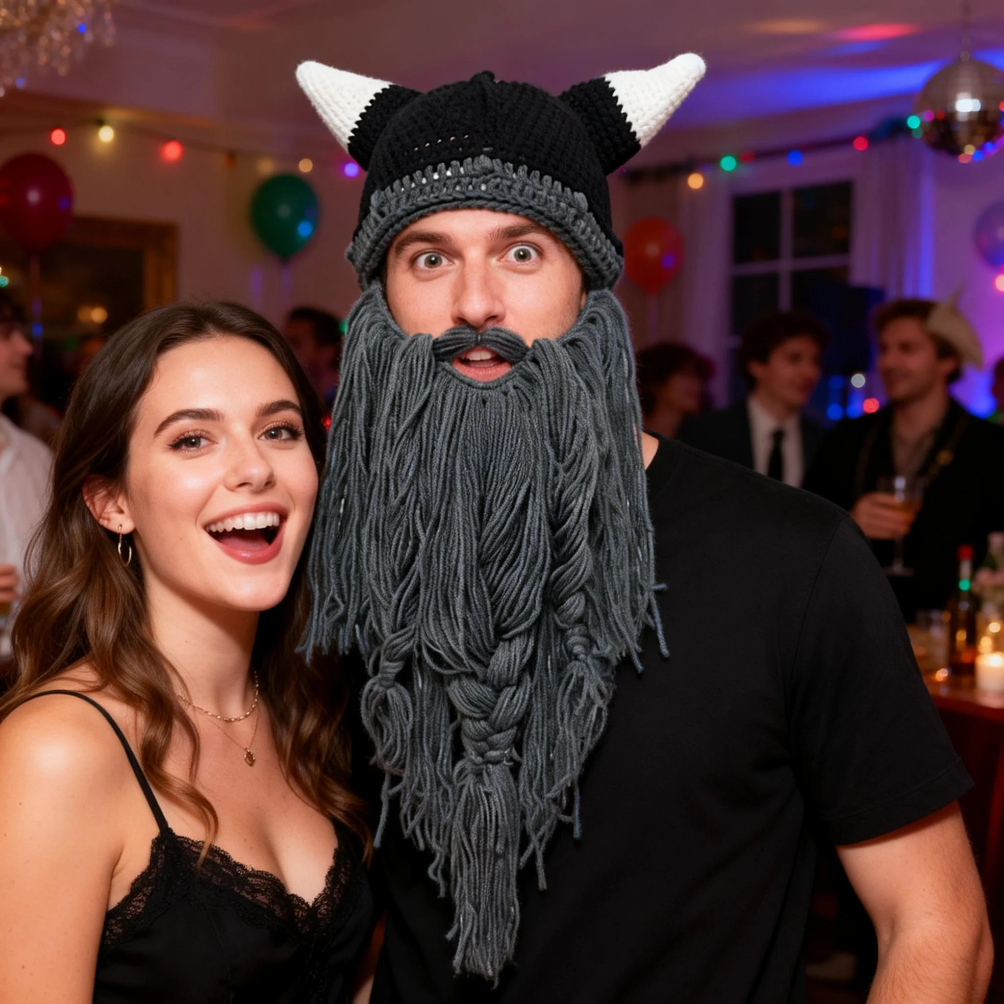 ワイルドネス・ワンダラー ニット帽 ロングビアード付き バイキングニット帽 角付き 手作りニット 暖かいスキー帽 面白いパーティーハット、北欧旅行者向け楽しい角付き帽子 バイキング柄、調節可能なひげが視界を遮らない、ユーモラスな冬のアウトドア活動やテーマパーティー用の暖かい帽子