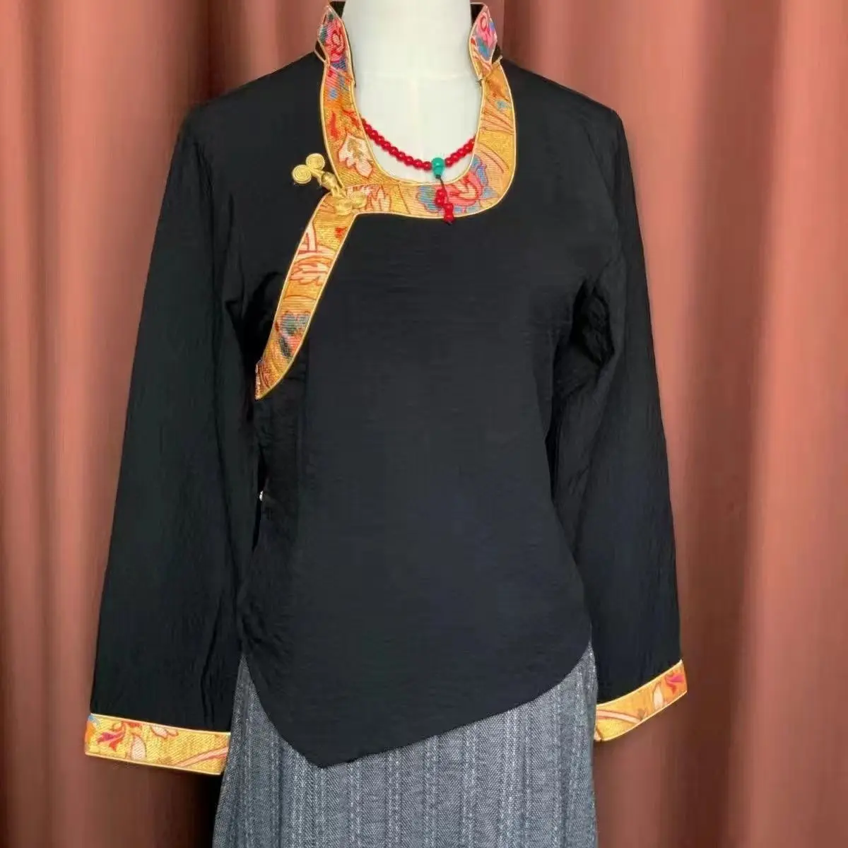 Tibetskie kobiety noszą koszule na zewnątrz, etniczne bluzki z ozdobnym wykończeniem.
