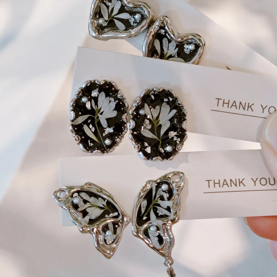 

3342 Wholesale Handmade Black and White Real Flower Resin Earrings Vintage Eternal Flower Earrings Silver Needle Christmas Gift